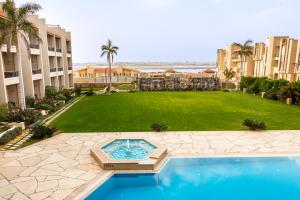 Bazén v ubytování Panacea Suites Hotel nebo v jeho okolí