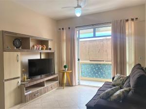 アハイアウ・ド・カボにあるRental Home Maralto Prainhaのソファとテレビのあるリビングルーム