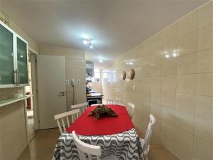 アハイアウ・ド・カボにあるRental Home Maralto Prainhaの部屋にテーブルと椅子のあるキッチン +38枚の写真