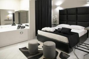 1 dormitorio con 1 cama grande y bañera en Hotel Trionfal en Qualiano