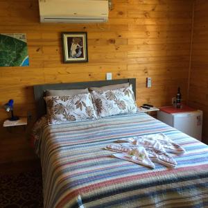 Un pat sau paturi într-o cameră la Pousada Cristal Serra
