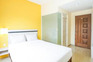 Postel nebo postele na pokoji v ubytování Pratisarawirya Guesthouse by ecommerceloka
