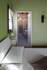 una camera con letto e un bagno con servizi igienici di La Corte D'Emilio B&B a Vignola