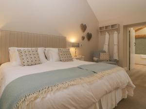 Katil atau katil-katil dalam bilik di Cow Drove Cottage