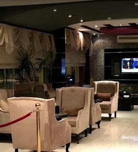 a waiting room with chairs and a flat screen tv at Nawara MEDICAL CITY in Riyadh
