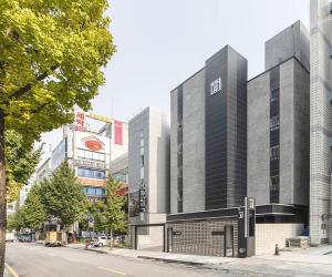 um edifício com uma placa no lado de uma rua em JJ Hotel em Seongnam