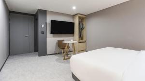 TV a/nebo společenská místnost v ubytování JJ Hotel + 36 fotografií