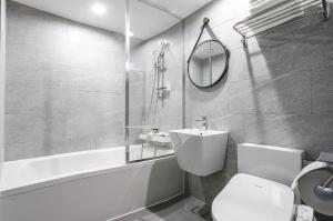 Koupelna v ubytování JJ Hotel