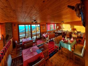 贝拉内Resort Skrivena的餐厅的俯视图，配有桌椅