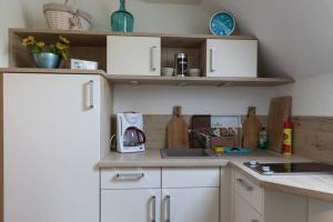 A kitchen or kitchenette at Weide - gemütliches Ferienhaus am Anger in Kloster, Insel Hiddensee