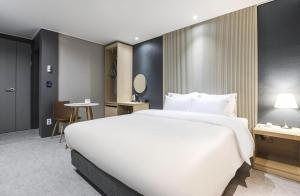 Postel nebo postele na pokoji v ubytování JJ Hotel
