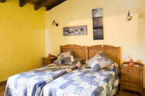 two beds sitting next to each other in a bedroom at Casa Rural La Pinocha in Sigüenza