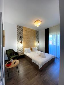Postel nebo postele na pokoji v ubytování Pensiunea Maramures Guesthouse + 37 fotografií