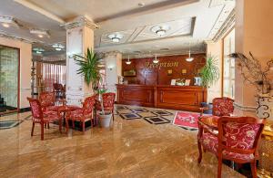 een restaurant met een tafel en stoelen in een kamer bij Karolina Hotel in Sunny Beach