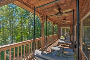 una veranda con ventilatore a soffitto e sedie di Lovely Lake Hartwell Retreat Dock, Deck and Grill! a Fair Play
