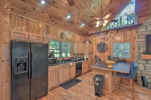 Imagen de la galería de Lovely Lake Hartwell Retreat Dock, Deck and Grill!, en Fair Play
