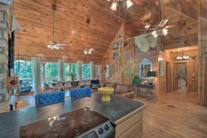 una cucina con piano cottura e un soggiorno di Lovely Lake Hartwell Retreat Dock, Deck and Grill! a Fair Play Altre 26 foto