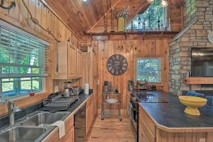 Imagen de la galería de Lovely Lake Hartwell Retreat Dock, Deck and Grill!, en Fair Play