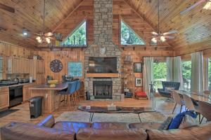 un soggiorno con divano e camino di Lovely Lake Hartwell Retreat Dock, Deck and Grill! a Fair Play