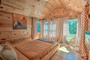 una camera con un letto e un dipinto a cavallo sul muro di Lovely Lake Hartwell Retreat Dock, Deck and Grill! a Fair Play