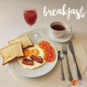 un piatto per la colazione con uova, bacon toast e una tazza di caffè di Hotel 7 Calles a Santa Cruz de la Sierra