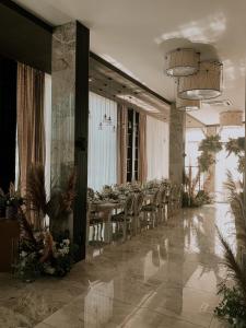ein Esszimmer mit einem langen Tisch und Stühlen in der Unterkunft Manhattan Hotel & Restaurant in Chişinău