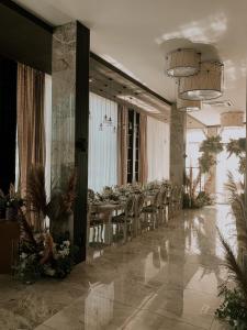 Restoran või mõni muu söögikoht majutusasutuses Manhattan Hotel & Restaurant