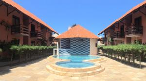 una piscina en el patio de un edificio en Apartamento Villa do Porto, a 300 metros do Beach Park, en Aquiraz