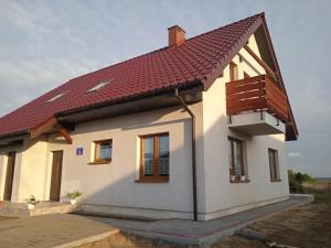 Strzelce GórneAgrostok noclegi agroturystyka的一间红色屋顶的小房子