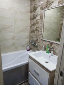 Koupelna v ubytování ApartLux on Slavskogo 14
