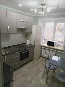 Kuchyň nebo kuchyňský kout v ubytování ApartLux on Slavskogo 14