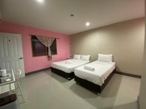 A bed or beds in a room at Wanderlust Bangkok Hostel