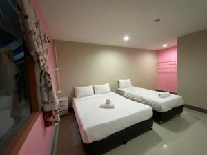 A bed or beds in a room at Wanderlust Bangkok Hostel