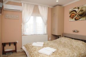 Llit o llits en una habitació de Favorit Apartments Čačak