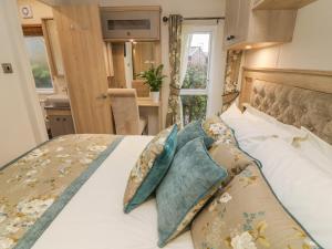 ein Schlafzimmer mit einem Bett mit Kissen in der Unterkunft Lancaster Lodge in Carnforth