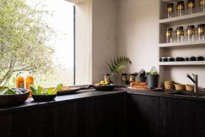 una cocina con una barra con comida. en Gîte Au Bout du Verger, en Les Molières