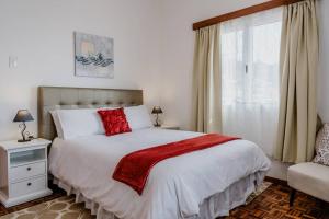 Un dormitorio con una cama grande y una ventana en City View Gardens, en Funchal