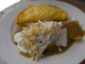un piatto bianco con cibo su un tavolo di Residence Las Trojes Cdmx a Città del Messico