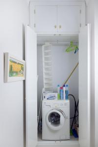 lavadero con lavadora y escalera en Hispalis Casa Palacio Apartment, en Sevilla