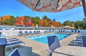 สระว่ายน้ำที่อยู่ใกล้ ๆ หรือใน Wells-Ogunquit Resort Motel & Cottages