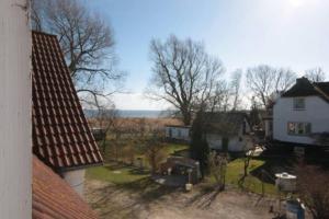 een luchtzicht op een huis en een tuin met bomen bij Lacky - kleines Familienreihenmittelhaus in Grieben Hiddensee in Grieben