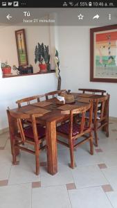 een houten tafel met banken en een tafel en stoelen bij Anapoima -Liberia in Anapoima