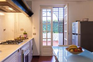 una cocina con nevera y un bol de fruta en una barra en Casa Pitea, en Mondello 23 fotos más