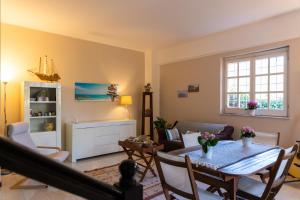 una sala de estar con una mesa y un sofá en Casa Pitea, en Mondello