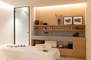 タロワールにあるオーベルジュ デュ ペール ビス ジャン シュルピスのバスルーム(白いベッド1台、鏡付)
