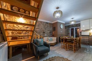 a living room with a kitchen and a dining room at O Palheiro - Vista Panorâmica e Jacuzzi in Sobreira Formosa