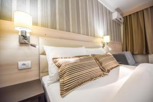 Postel nebo postele na pokoji v ubytování Hotel Požega