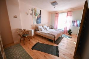 1 dormitorio con cama y ventana grande en Casa Agora, en Cisnădioara