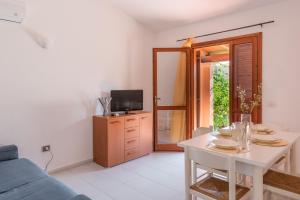 サン・テオドーロにあるResidenze Galluraのリビングルーム(白いテーブル、テレビ付)