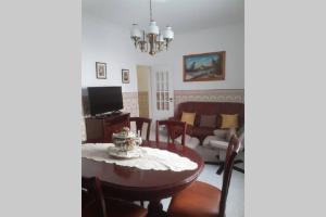 uma sala de estar com uma mesa e um sofá em A Casa da Avo Dina em Fuzeta
